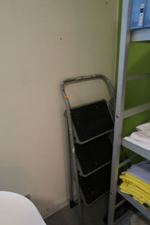 Fødevarereol med div. Arbejdstøj m.m.