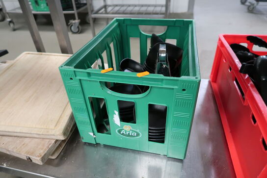 Kasse med rivejern samt div. Skåle