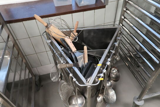 Opbevaringsvogn med div. Køkkenservice