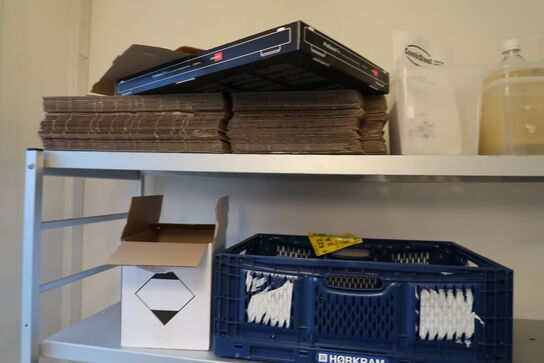 2 stk. fødevarereoler med div. Fødevarer, gryde m.m.