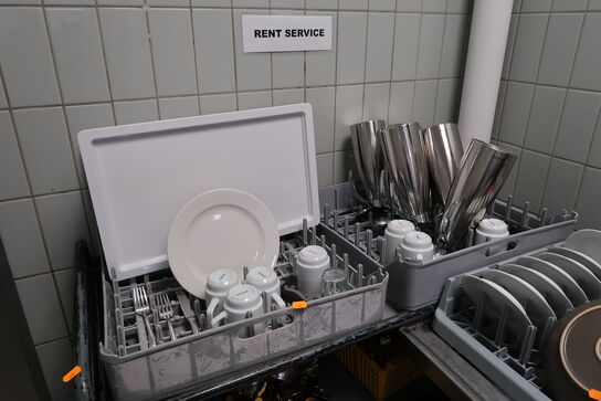 Opbevaringsvogn med div. Bestik, køkkenservice m.m.
