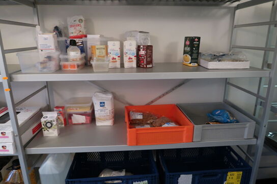 2 stk. fødevarereoler med div. Fødevarer, gryde m.m.