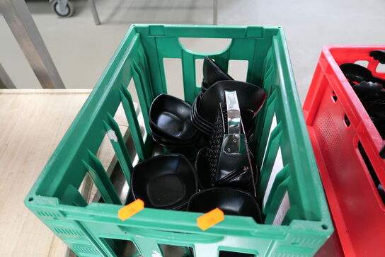 Kasse med rivejern samt div. Skåle