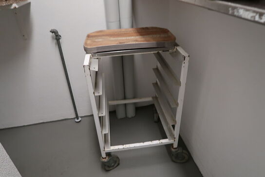 4 stk. rustfri stålhylder uden indhold samt stikvogn