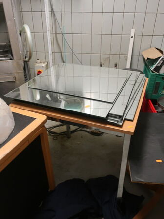 Div. borde, spejle og indhold på borde, samt stole