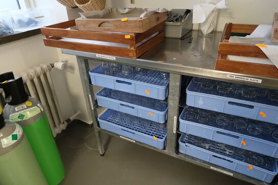 Rustfri stålbord med opbevaring uden indhold