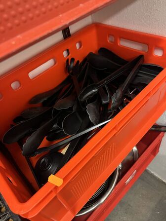 4 ks. m. div. køkkenredskaber m.v.