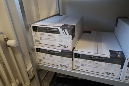 2 stk. fødevarereoler med div. Fødevarer, gryde m.m.