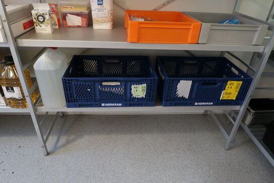 2 stk. fødevarereoler med div. Fødevarer, gryde m.m.