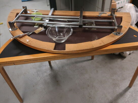 Div. borde, spejle og indhold på borde, samt stole