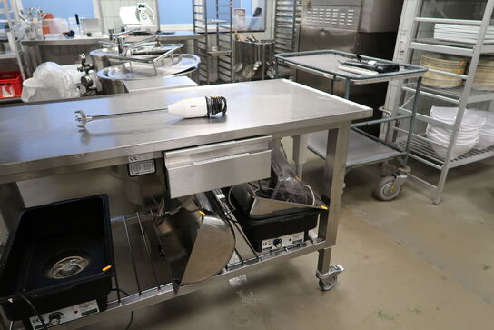 Rustfri stålbord med el. hæve/sænke funktion uden indhold