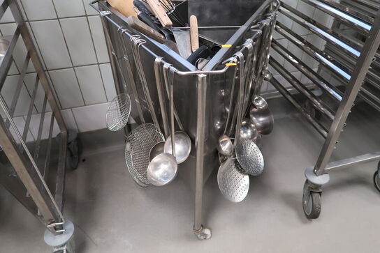 Opbevaringsvogn med div. Køkkenservice