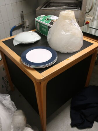 Div. borde, spejle og indhold på borde, samt stole