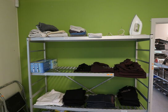 Fødevarereol med div. Arbejdstøj m.m.