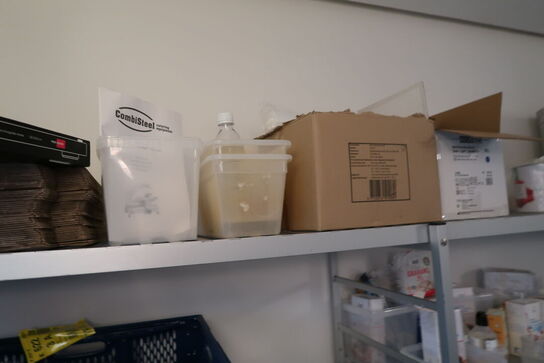 2 stk. fødevarereoler med div. Fødevarer, gryde m.m.