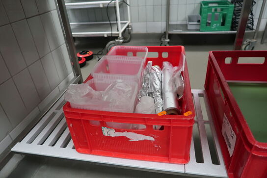 Kasse med sølvpapir, folie m.m.