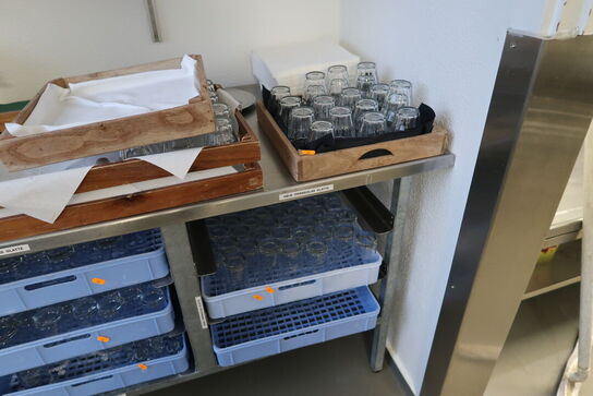 Rustfri stålbord med opbevaring uden indhold