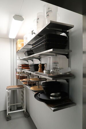 4 stk. rustfri stålhylder uden indhold samt stikvogn