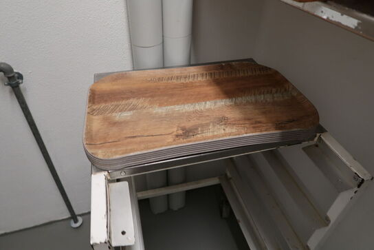 4 stk. rustfri stålhylder uden indhold samt stikvogn