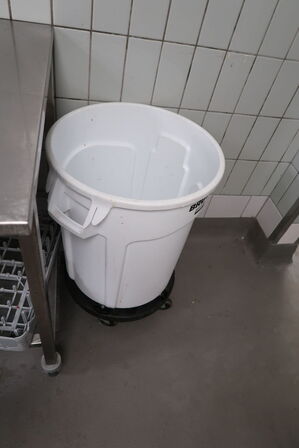 Rustfri stålbord uden indhold