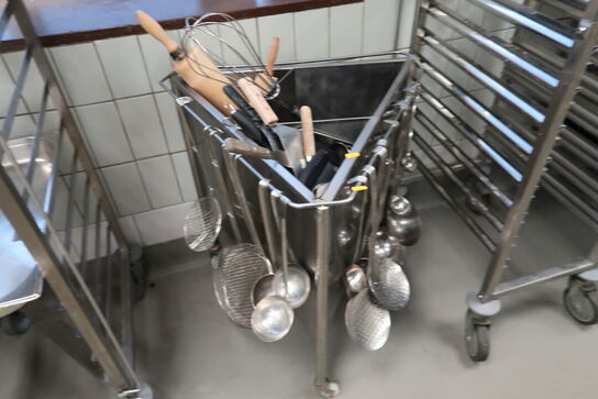 Opbevaringsvogn med div. Køkkenservice