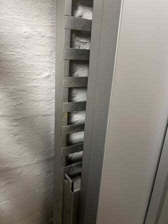 2 fag køkkenreoler (uden indhold)