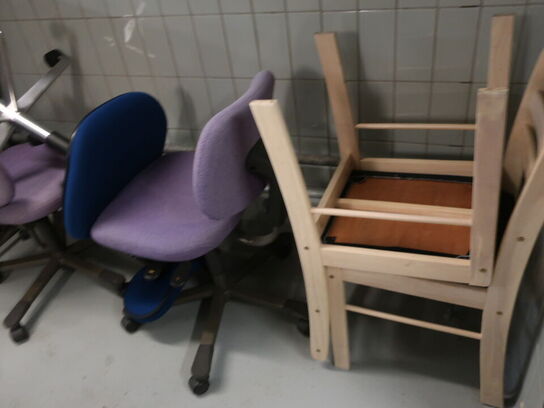 Div. borde, spejle og indhold på borde, samt stole