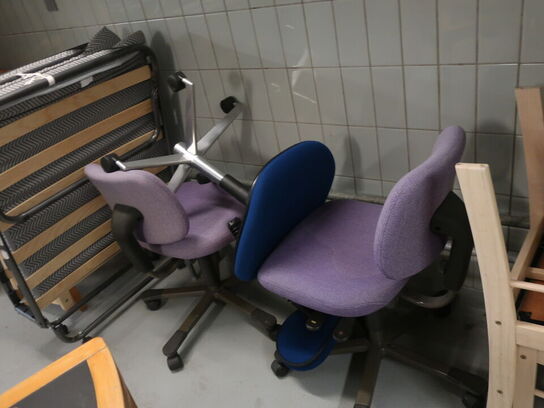 Div. borde, spejle og indhold på borde, samt stole