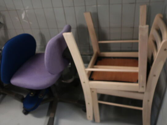 Div. borde, spejle og indhold på borde, samt stole