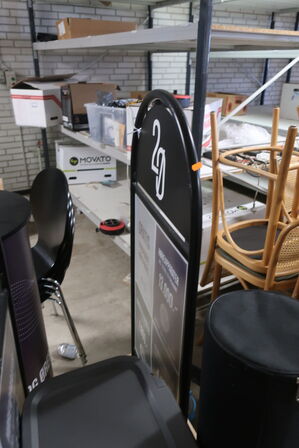 2 stk. skilte, podie samt kasser