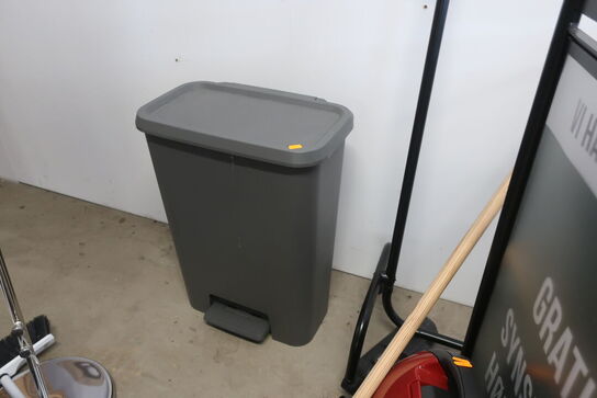 Stige, bord, skilte, støvsuger m.v. 