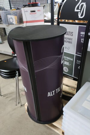 2 stk. skilte, podie samt kasser