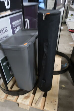 2 stk. skilte, podie samt kasser