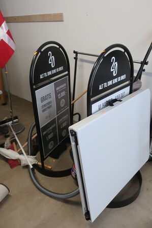 Stige, bord, skilte, støvsuger m.v. 