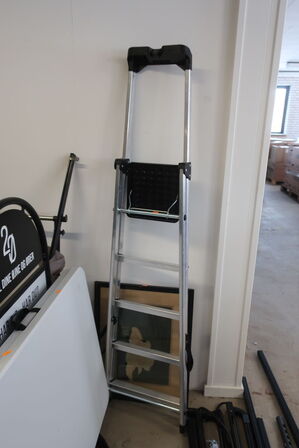 Stige, bord, skilte, støvsuger m.v. 