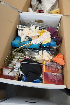 Indhold fra køkken og rengøringsskabe