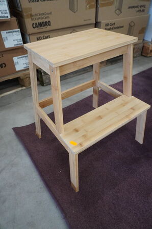 Gulvtæppe, skammel, metalskab og affaldspande