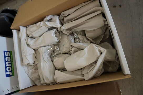 Indhold fra køkken og rengøringsskabe