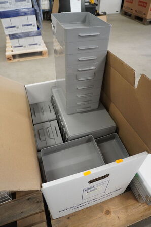 Kasse med plastbakker 