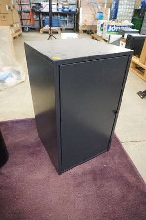 Gulvtæppe, skammel, metalskab og affaldspande