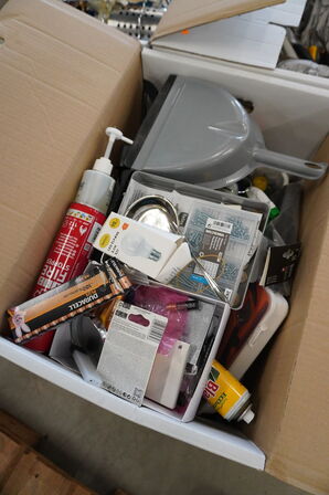 Indhold fra køkken og rengøringsskabe