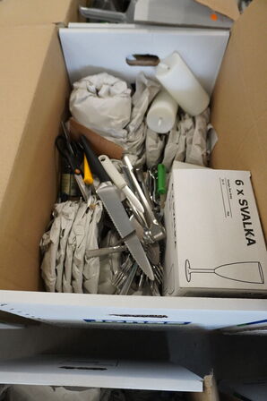 Indhold fra køkken og rengøringsskabe