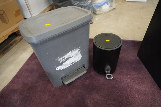 Gulvtæppe, skammel, metalskab og affaldspande