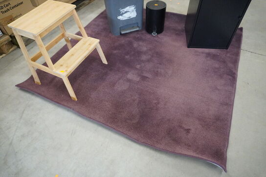 Gulvtæppe, skammel, metalskab og affaldspande