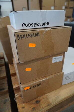 3 ks. Brilleklar "2Ø" samt pudseklude