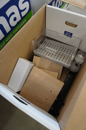 Indhold fra køkken og rengøringsskabe