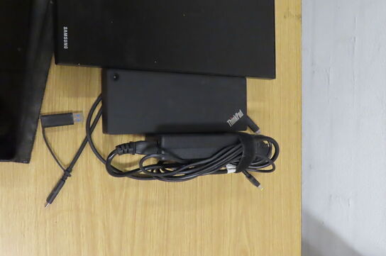 Tastatur, computerskærm, dock, m.v.