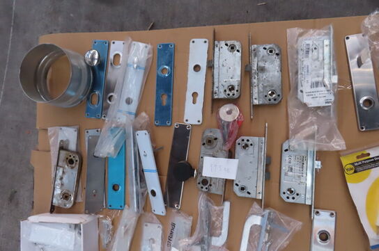 Palle med diverse låse/dør materialer