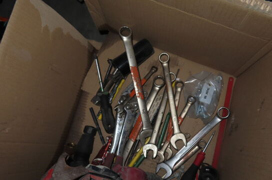 Kasse med diverse strømbokse & værktøj