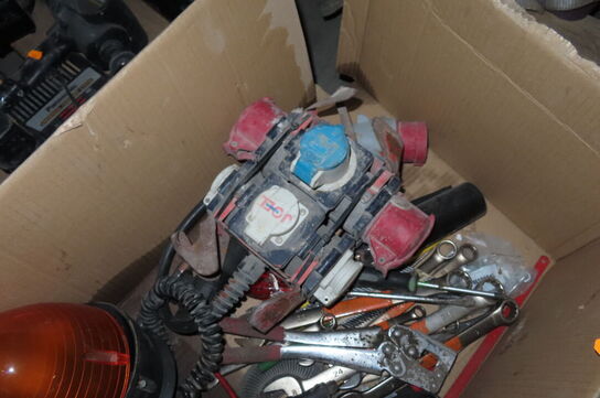 Kasse med diverse strømbokse & værktøj